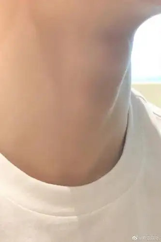 官博悄悄放上两张特写照,珍珠糖们凭借喉结和手腕特写认出了我们贝贝