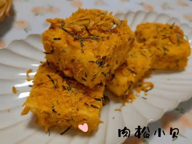 28*28的蛋糕胚切块抹上沙拉酱再沾肉松美味的肉松小贝就完成啦!