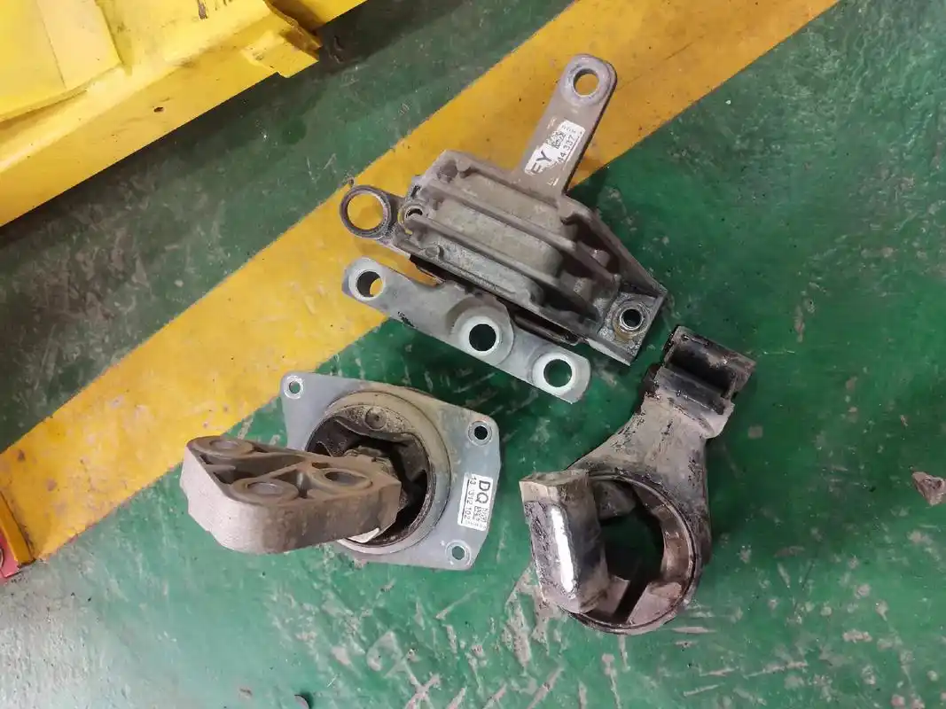 雪佛兰更换发动机机脚胶.