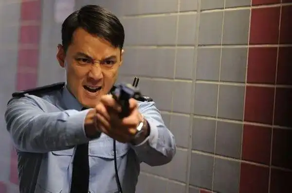 吴彦祖饰演的警察人格分裂