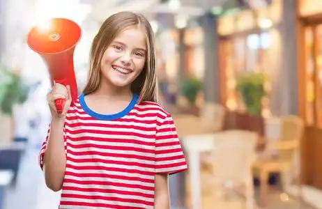 下通过扩音器大喊大叫,脸上洋溢着幸福的表情,微笑着露出自信的笑容