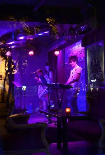 漫步三里屯酒吧一条街