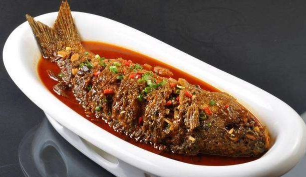 最家常的炖鲤鱼如此细嫩鲜美简单好做一看就会