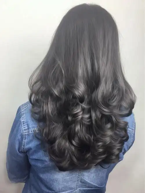 想不去掉长度换个发型,烫发就是首选,以前流行的大卷,现在一些好看的