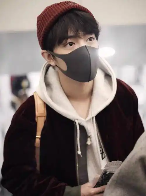 肖战啊,请问你的帽子怎么戴的?为什么都不会掉呢_戴过_气质_地方