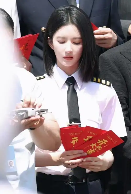 刘些宁机长造型飒到我了