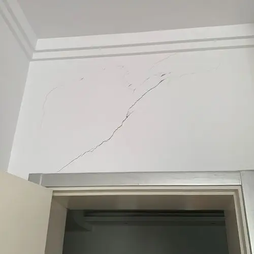 这样的裂缝对房屋的主体结构有危害吗?