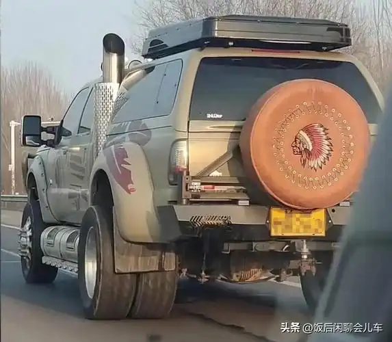 路上偶遇一台改装福特f650,车友透露:加满一次油要上万!