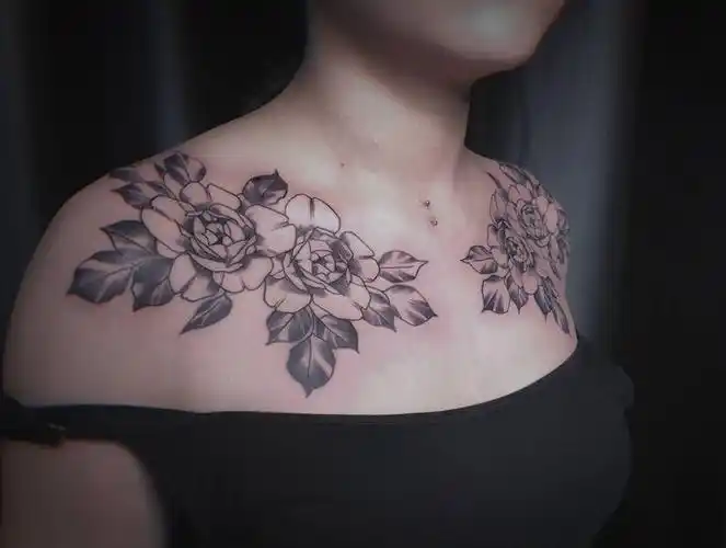 肩花纹身图片_肩部胸部点刺纹身图案