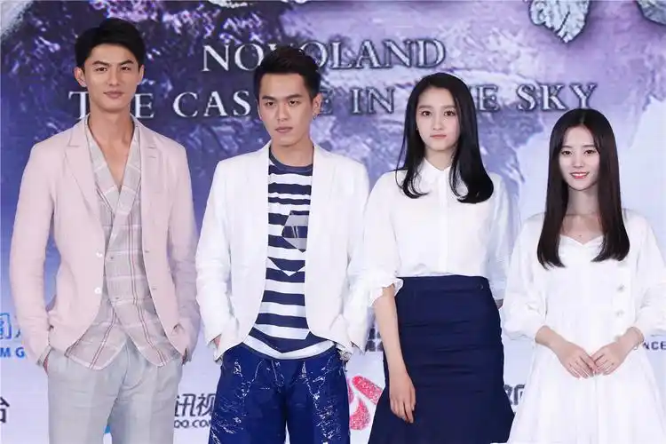 关晓彤高考后首亮相亲密喂食张若昀吃粽子