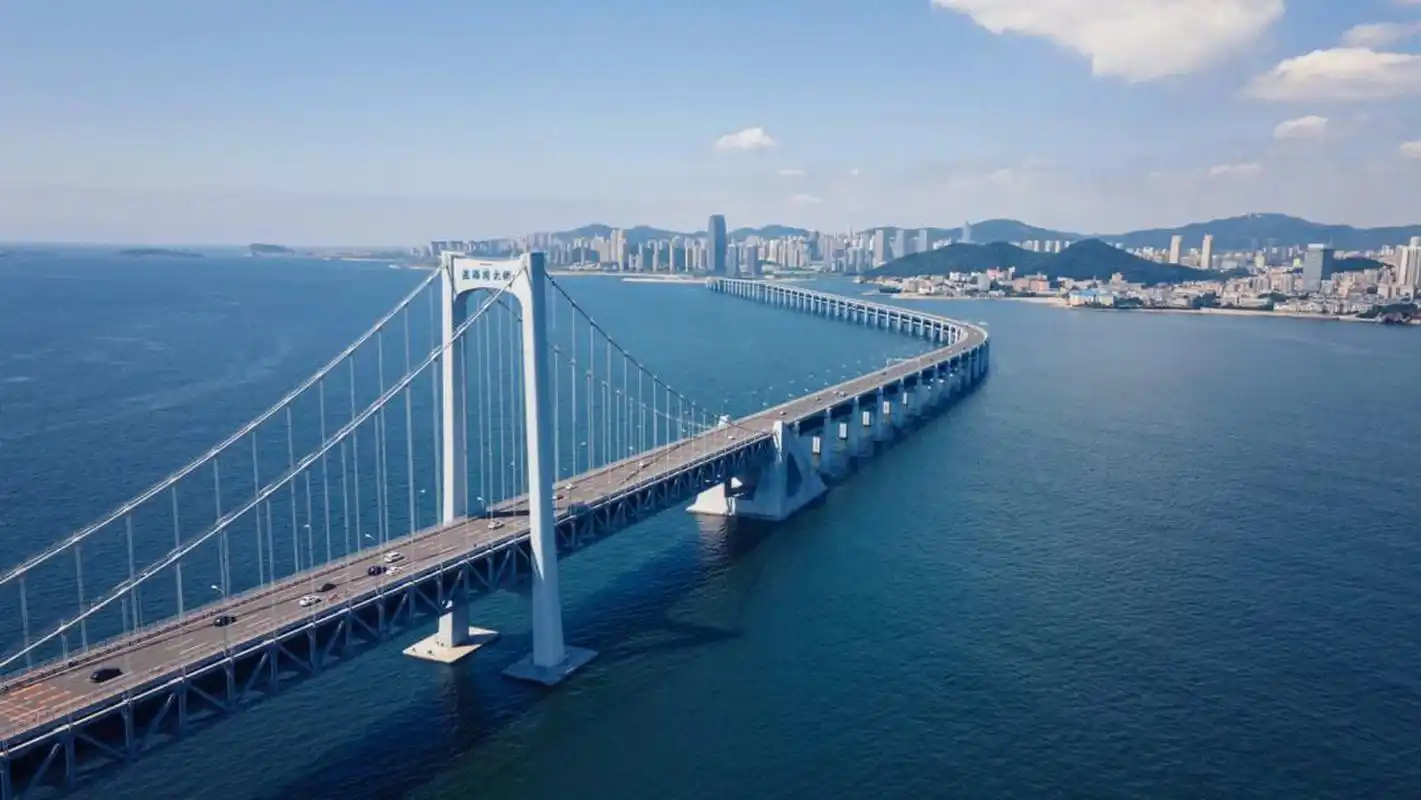 中国第一座双层钢桁架桥——大连市星海湾大桥  星海湾大桥是中国辽宁