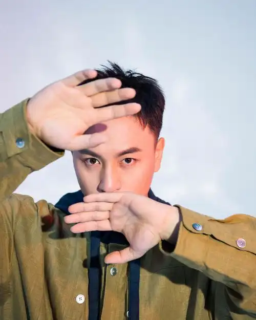 释小龙工装时尚大片来袭 潇洒恣意演绎休闲style