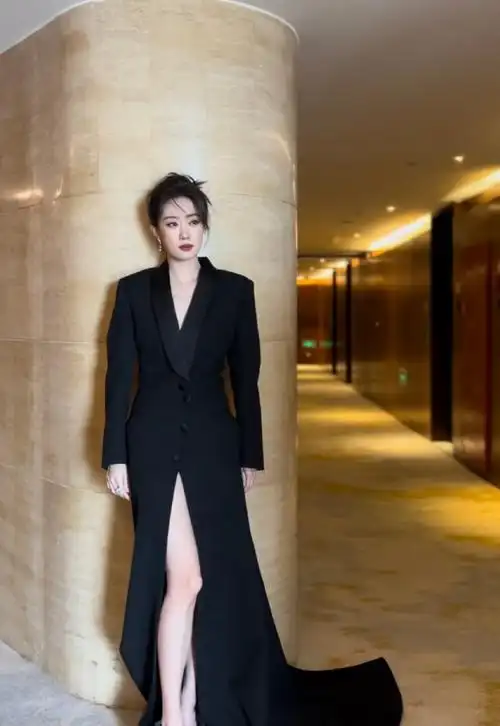 这大长腿77凌厉的眼神直接爱上,拽酷斐姐#张小斐华表奖西装造型好a