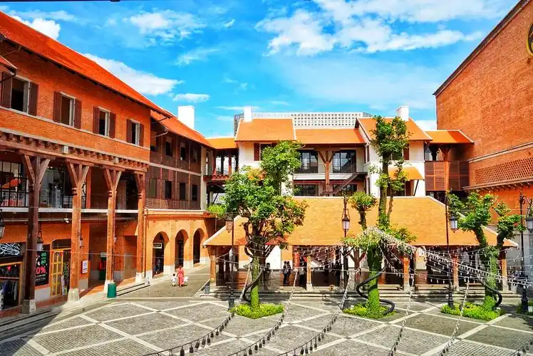 如果说清迈古城是带着厚重历史的沉稳老者,那么宁曼路就是现代又浪漫