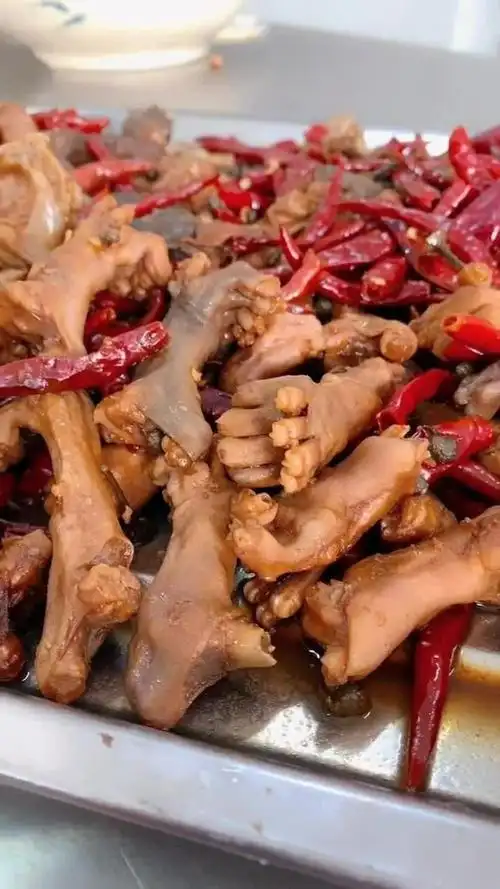 这个兔爪真的特别好吃,而且还是卤味的很有食欲