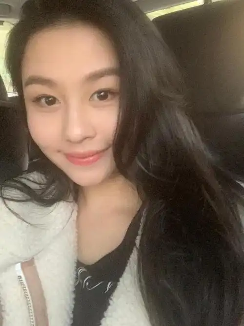邱淑贞女儿晒自拍眼神纯净长发飘飘气质温婉迷人