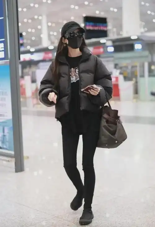 被古力娜扎机场街拍惊艳到了:简约黑酷装,舒适时尚又好看