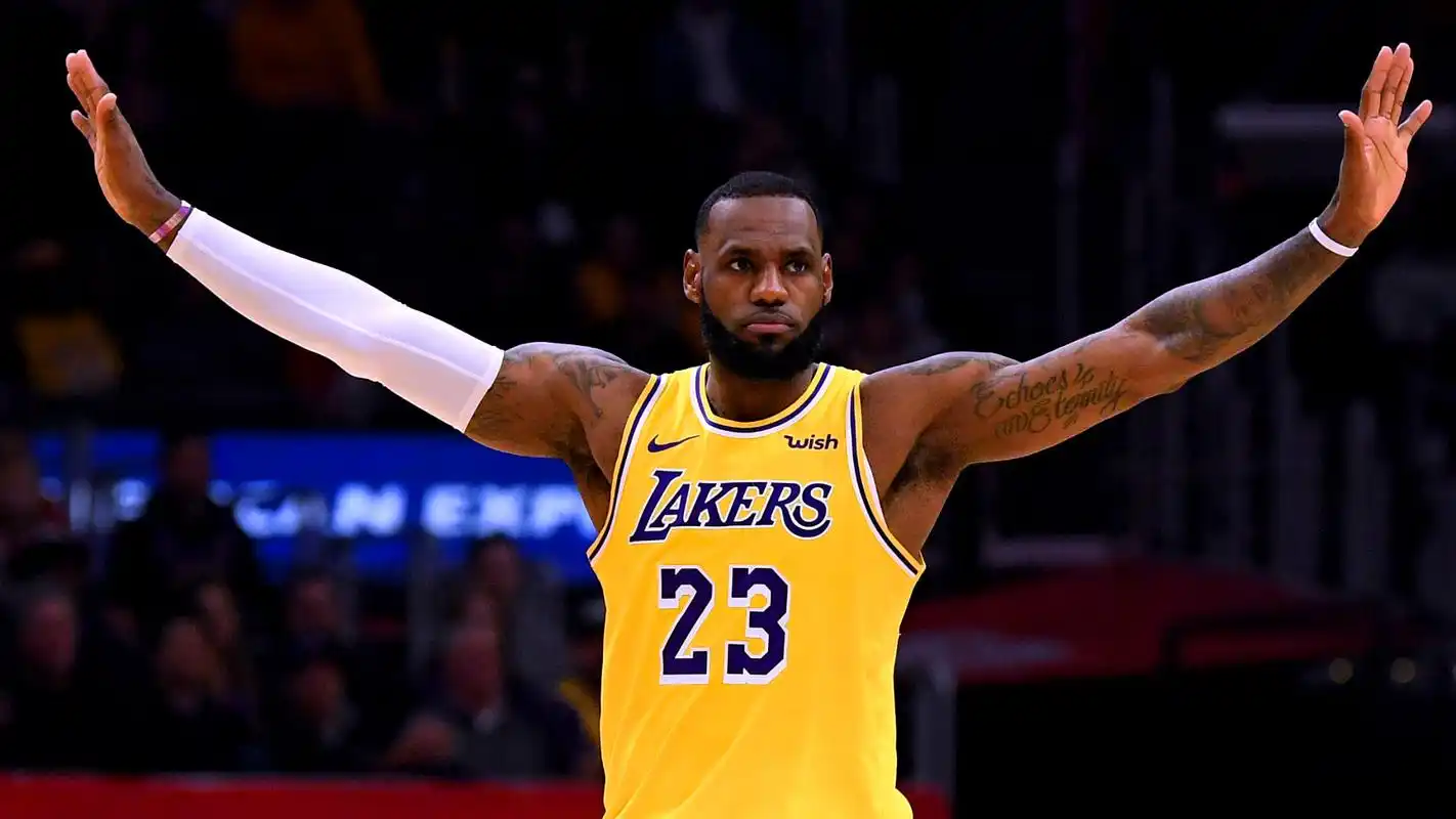 湖人输球后詹姆斯心情不错再谈nba防疫引发哄堂大笑