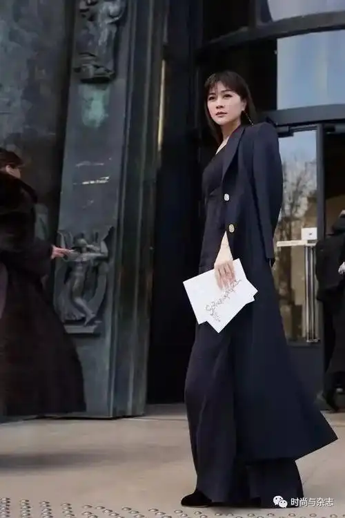 "千亿富豪"田海蓉笑容丰满,穿绸缎裙曲线吸睛,配西装太有气场