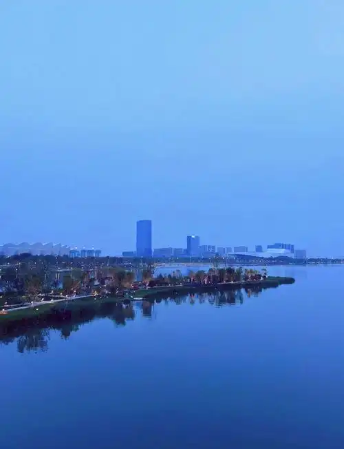 这座壮丽的大桥连接了灞河西路和灞河东路,是西安的一道亮丽风景线.