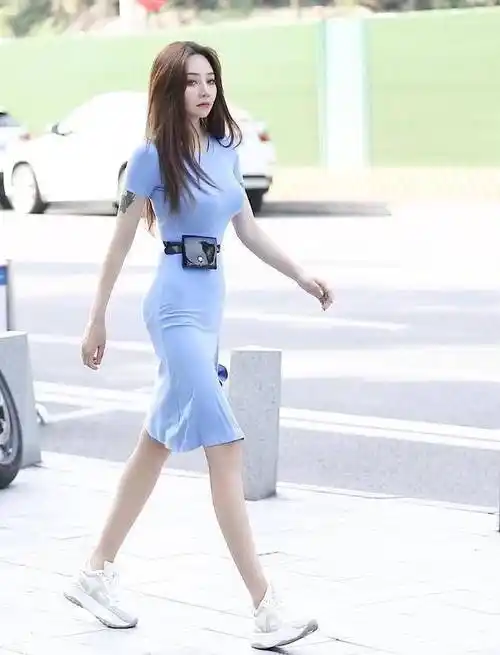 原创纯色修身连衣裙搭配白色运动鞋娇美丰盈飘逸美丽