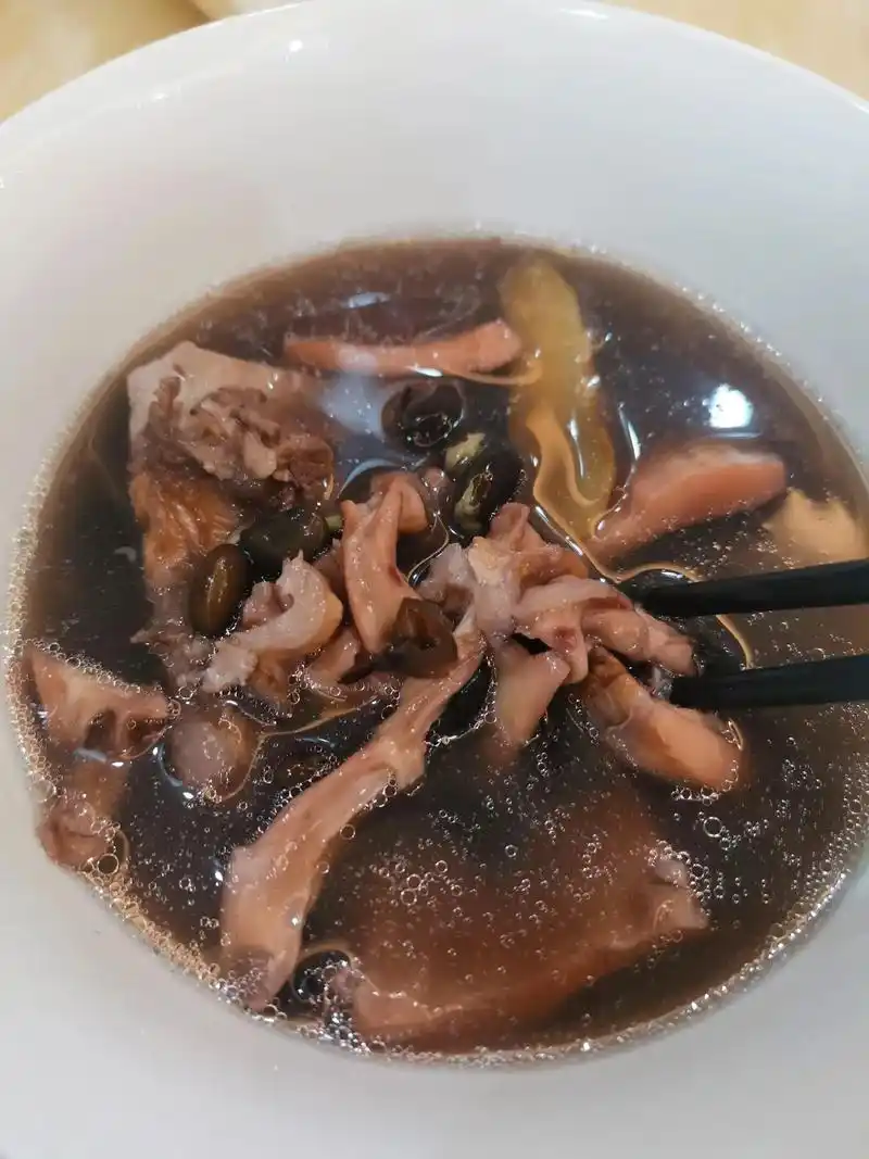 简简单单又一餐 墨鱼干炖黑豆龙骨 - 抖音