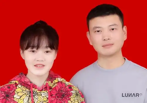 2020年10月22日农历九月初六,在新疆沙区民政局旁边拍的结婚证照片.