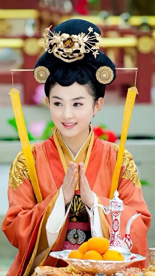 2012年1月20日 ,古装宫廷爱情剧《宫锁珠帘》,饰演冷艳大方的十九福晋