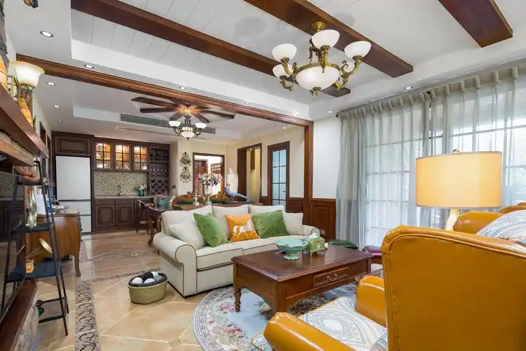 美式三居装修顶面造型图