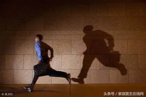 其实慢跑等于慢性自杀这个说法应该是不正确的,无论是早上还是晚上