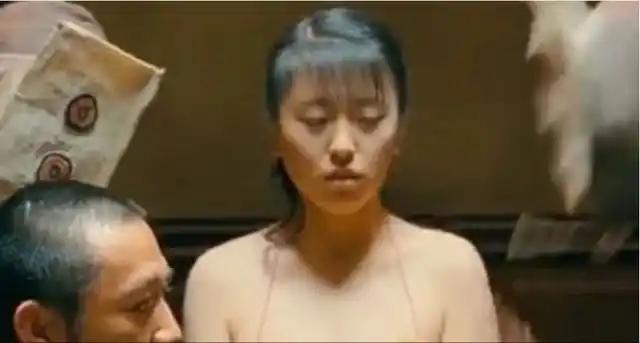 原创在让子弹飞电影中突然被扯飞肚兜的丫鬟如今美得认不出