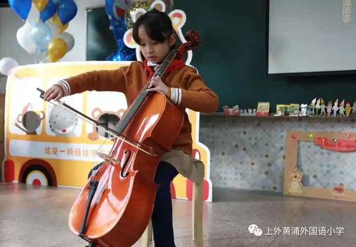 时值幼学之年胸怀明达之心上外黄浦外国语小学举行扣好人生第一粒扣子