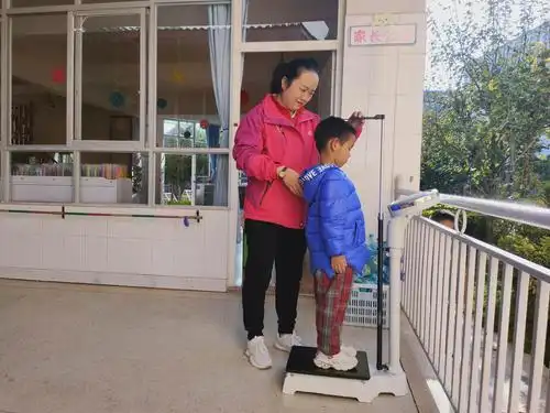 老师给小朋友测量身高时,小朋友兴高采烈的说"我又长高了"孩子们