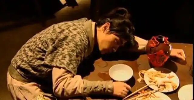 难怪古装剧大侠们大口喝酒却只吃花生米, 论电视剧的道具食物, 只服