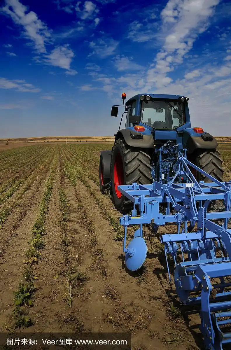 拖拉机是田间的现代化农业设备