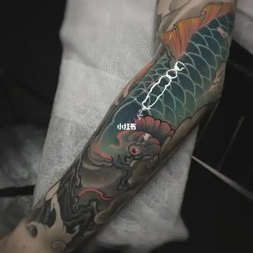 的日式新传统待续中两条鲤鱼一条蓝色  一条红色04#我的纹身分享