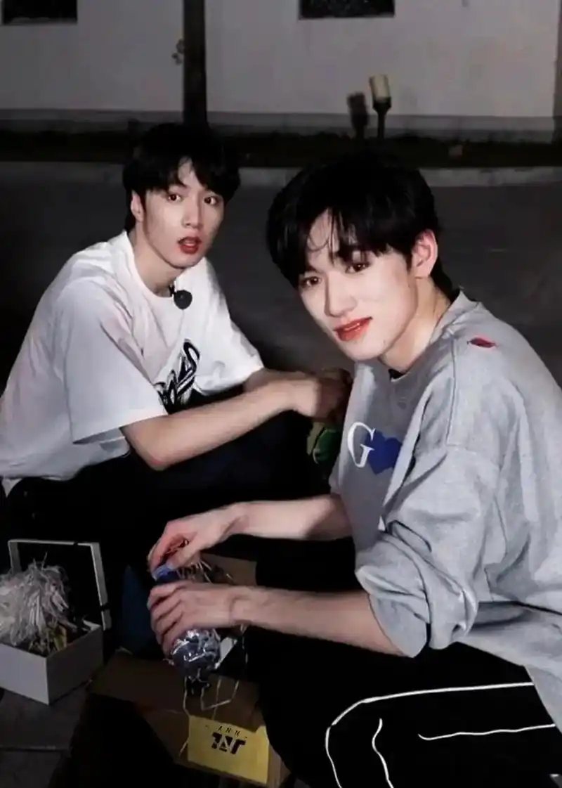 文轩壁纸.#宋亚轩 #刘耀文#养成系  - 抖音