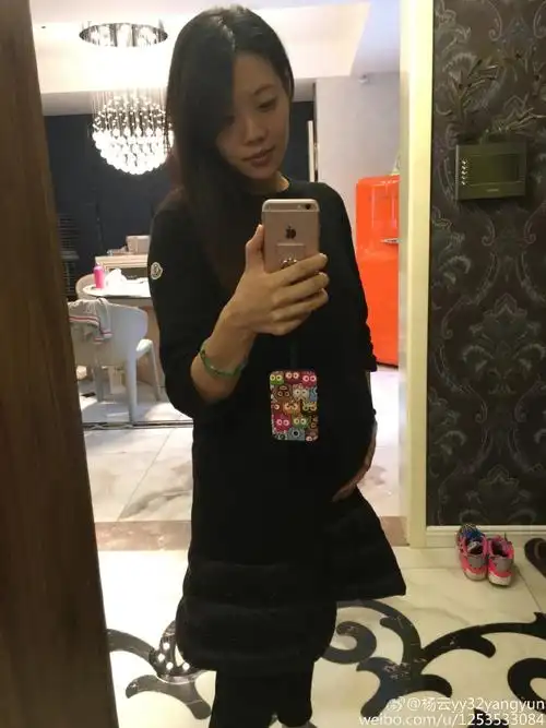 1 1=5!杨威晒全家福 杨云挺大肚出镜