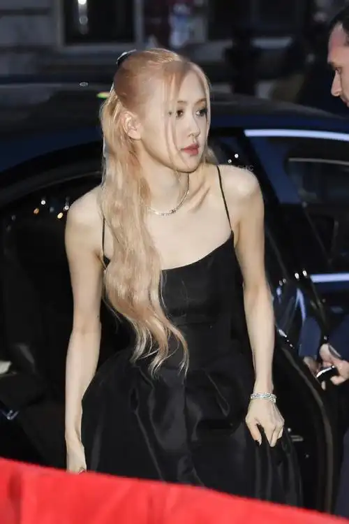 【明星】ros07超话朴彩英于纽约出席品牌活动,黑色吊带裙搭配31