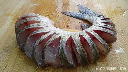 草鱼新吃法,不煎不炸不红烧,我家一周吃3次,招待客人有面子