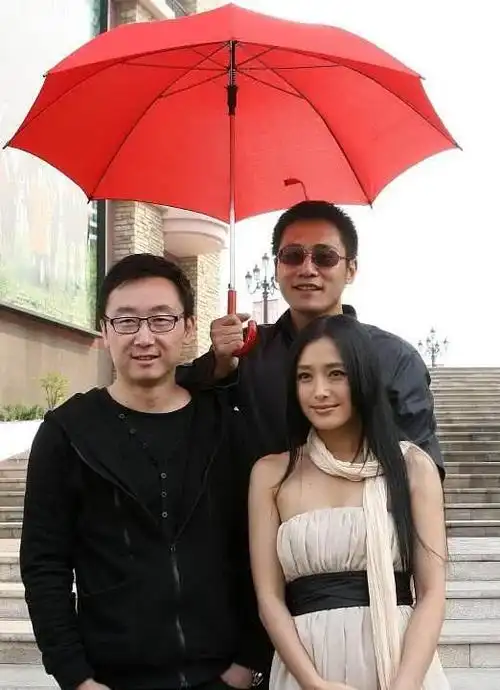 她是央视主持一姐,32岁嫁给秦岚前男友,如今被老公宠成小公主