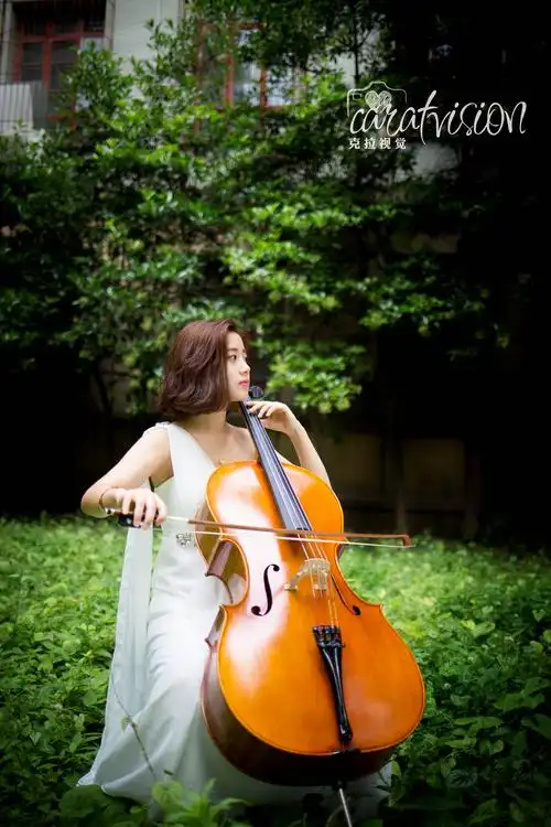 拉大提琴的少女