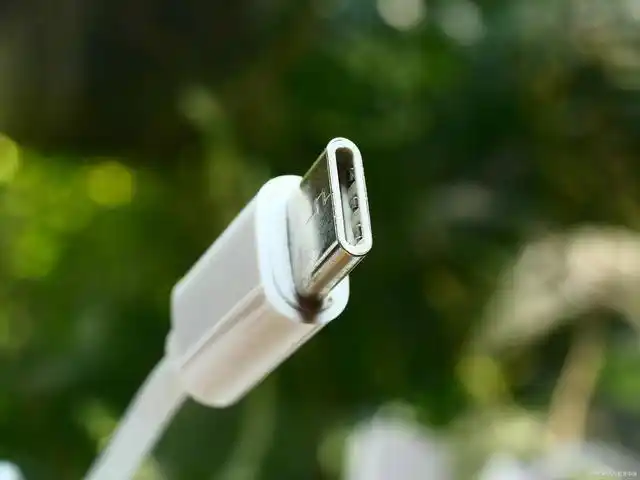 最初,苹果使用30pin接口作为充电和数据传输的接口,随后转向了