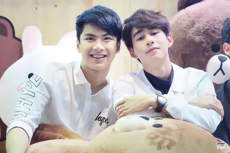 泰剧爱来了别错过 toeysittiwat book 学霸 张贵鑫 ohmpawat frame