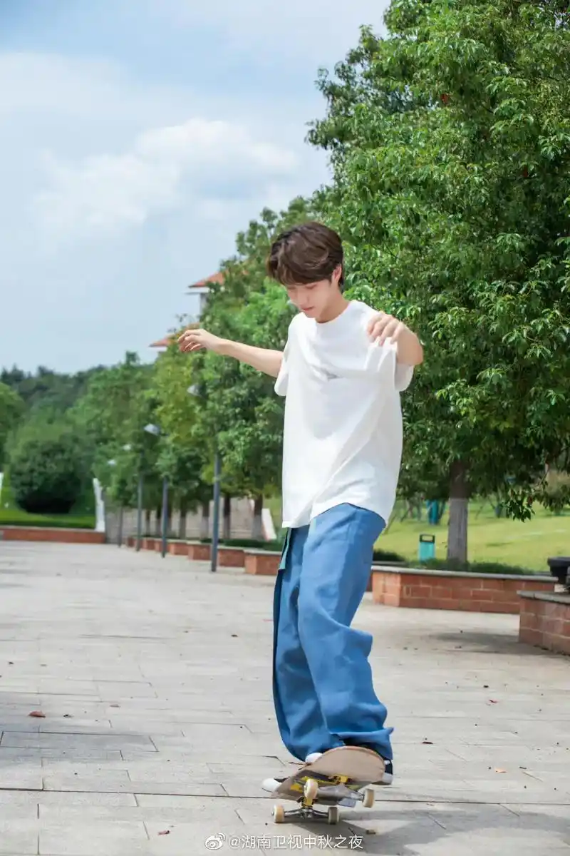 阳光 滑板男孩96#王一博 @uniq-王一博 #王一博夜滑 - 抖音