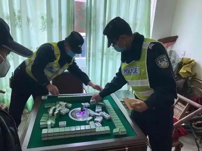 没有戴口罩的其中一位"麻友"给民警递上"幺鸡",民警当场还之以口罩