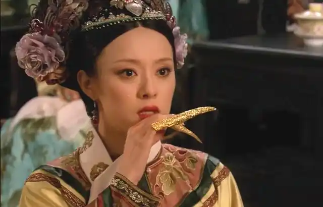 在当了熹贵妃后,甄嬛护甲就都换成纯金的了,显示了身份高贵.