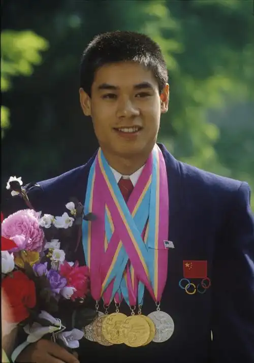 58岁体操王子李宁头发花白已经秃顶身家上百亿仍为事业奔波