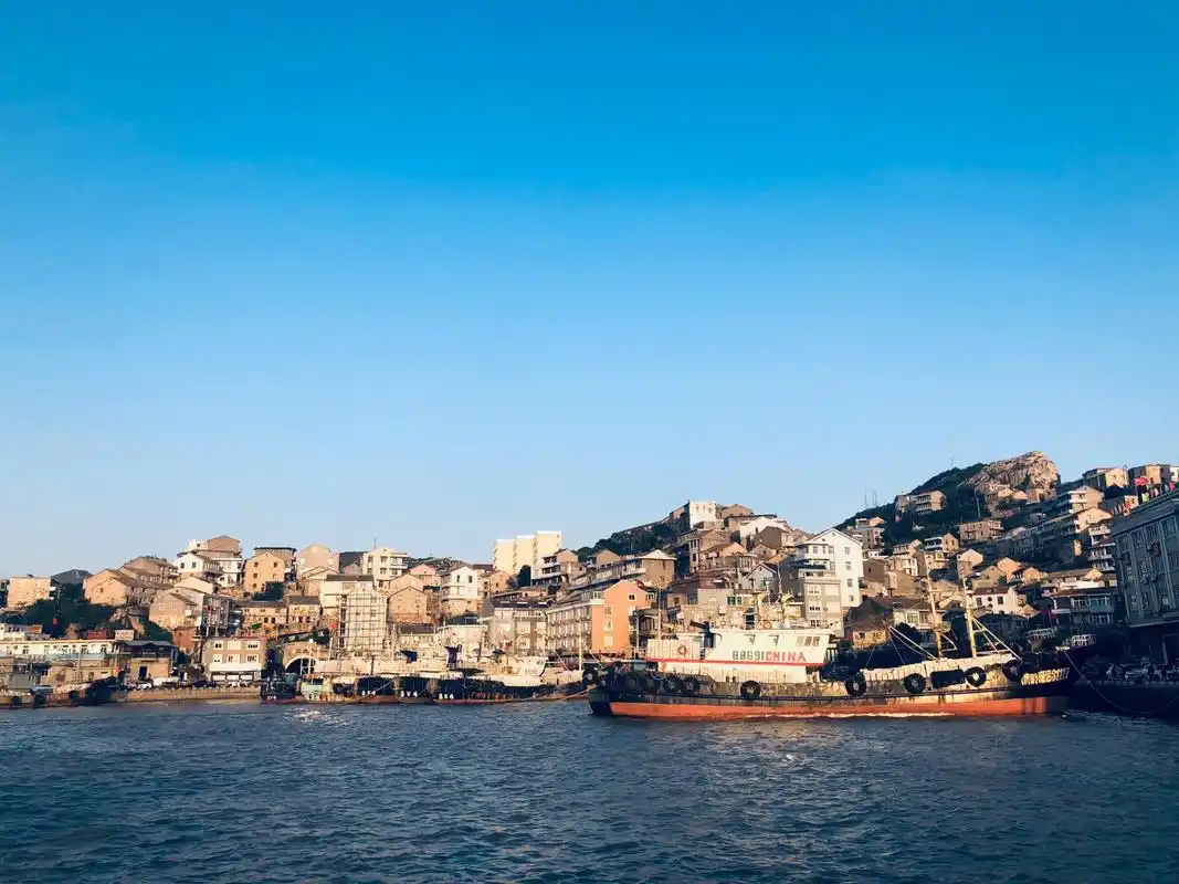 石塘镇旅游景点推荐 石塘镇是一个位于浙江省温岭市的海滨小镇,拥有