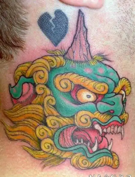 胸前的唐狮子头纹身图案
